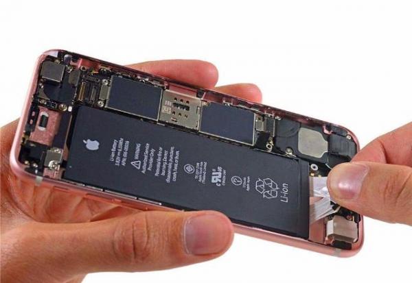  iPhone電池?fù)Q不換？網(wǎng)友們都吵翻天了！